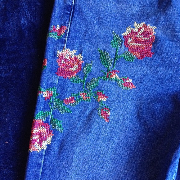 Topshop Floral Embroidered High Rise Jamie Jeans - Picture 4 of 9